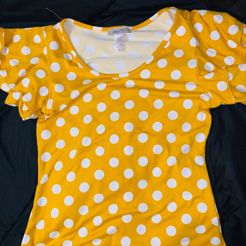 Yellow tee with white dots🌼